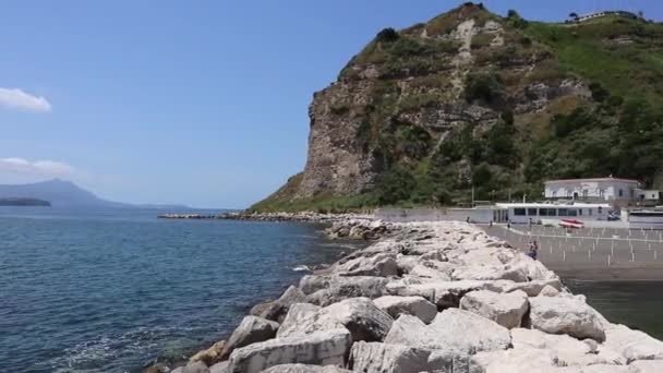 Monte di Procida - Panoramica delle spiagge di Miliscola dalla scogliera — стоковое видео