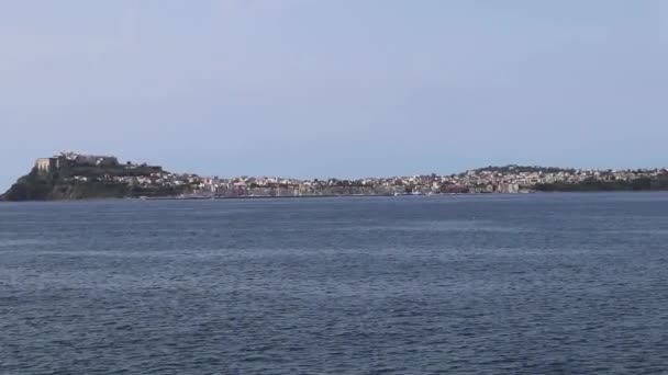 Monte di Procida - Panoramica di Procida e Ischia dalla scogliera del porto — Stockvideo