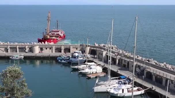 Cetara - Panoramica del porto durante i lavori sulla scogliera del molo — Video Stock