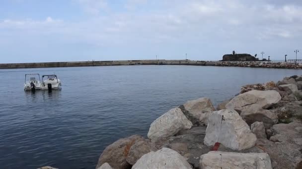 Monte di Procida - Panoramica dal molo sottoflutto del Porto di Acquamorta — Stockvideo