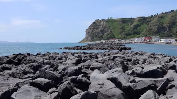Bacoli - Panoramica delle spiagge di Miliscola dalla scogliera — Stockvideo