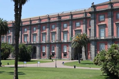Napoli, Campania, İtalya - 3 Haziran 2021: Ulusal Capodimonte Müzesi 'nin 18. yüzyıl Kraliyet Sarayı