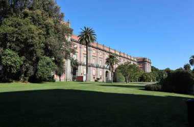 Napoli, Campania, İtalya - 3 Haziran 2021: Ulusal Capodimonte Müzesi 'nin 18. yüzyıl Kraliyet Sarayı