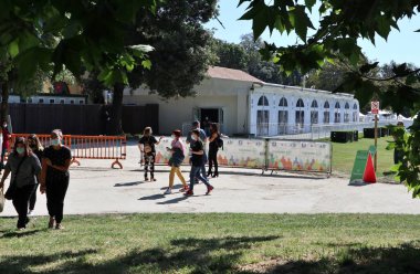 Napoli, Campania, İtalya - 3 Haziran 2021: Covid 19 Aşı Merkezi Real Bosco di Capodimonte Fagianeria 'da kuruldu