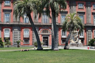 Napoli, Campania, İtalya - 3 Haziran 2021: Ulusal Capodimonte Müzesi 'nin 18. yüzyıl Kraliyet Sarayı