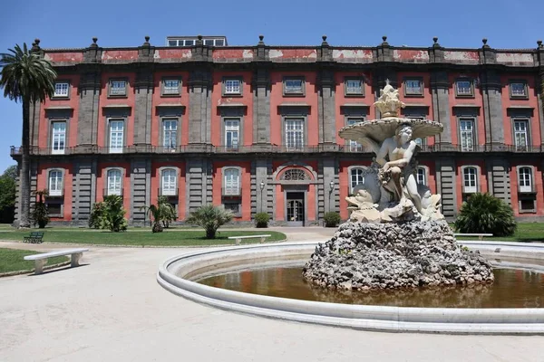 2021年6月3日 意大利 那不勒斯 坎帕尼亚 俯瞰18世纪皇家宫侧面立面的贝维迪尔喷泉 卡波迪蒙特国家博物馆所在地 — 图库照片