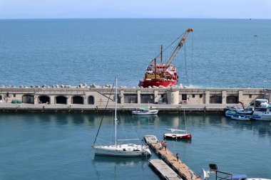 Cetara, Campania, İtalya - 28 Mayıs 2021: Turizm limanının taşkın kayalıkları üzerinde yapılan çalışmalar sırasında Crane mavnada