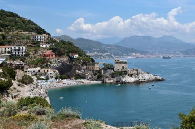 Erchie, Campania, İtalya - 28 Mayıs 2021: Eski İtalyan taş ocağının tepesinden köy panoraması