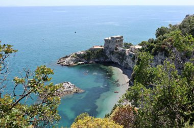 Erchie, Campania, İtalya - 28 Mayıs 2021: Spiaggia del Cauco, sadece deniz yoluyla ulaşılabilir, kıyı yolundan görülebilir.