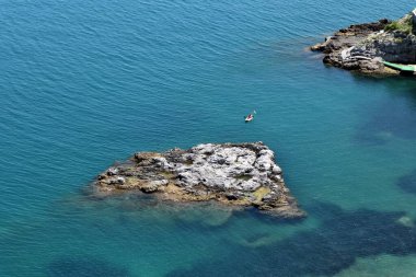 Erchie, Campania, İtalya - 28 Mayıs 2021: Spiaggia del Cauco, sadece deniz yoluyla ulaşılabilir, kıyı yolundan görülebilir.