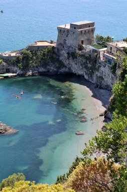 Erchie, Campania, İtalya - 28 Mayıs 2021: Spiaggia del Cauco, sadece deniz yoluyla ulaşılabilir, kıyı yolundan görülebilir.