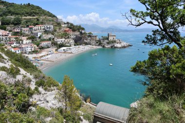 Erchie, Campania, İtalya - 28 Mayıs 2021: Eski İtalyan taş ocağının tepesinden köy panoraması