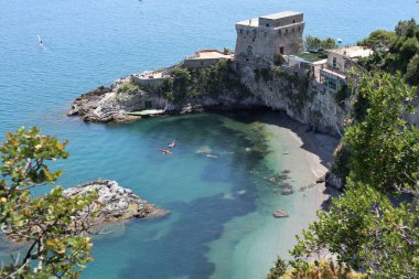 Erchie, Campania, İtalya - 28 Mayıs 2021: Spiaggia del Cauco, sadece deniz yoluyla ulaşılabilir, kıyı yolundan görülebilir.