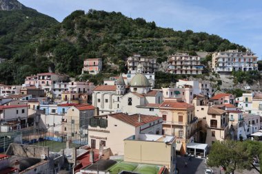 Cetara, Campania, İtalya - 28 Mayıs 2021: Sahil yolundan köyün panoraması