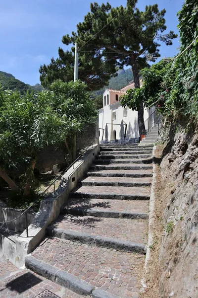 イタリア カンパニア州エルチー 2021年5月28日 ビーチに降りる旧市街の階段 — ストック写真