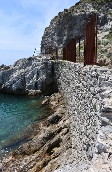 Erchie Campania Italy 2021年5月28日 意大利阿马尔菲海岸的前采石场被废弃了50多年 — 图库照片