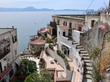 Napoli, Campania, İtalya - 20 Mayıs 2021: Via Posillipo 'dan denize inen Discesa San Pietro 2.