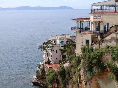 Napoli, Campania, İtalya - 20 Mayıs 2021: Via Posillipo 'daki Belvedere Mangiacapre' den denize bakan Reginella restoran pizzacısı