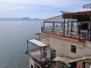 Napoli, Campania, İtalya - 20 Mayıs 2021: Via Posillipo 'daki Belvedere Mangiacapre' den denize bakan Reginella restoran pizzacısı