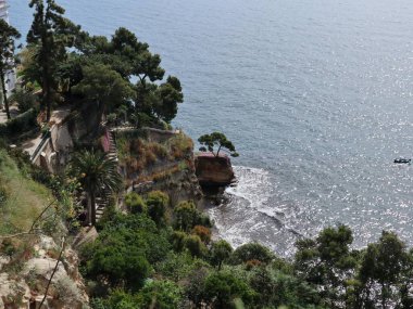 Napoli, Campania, İtalya - 20 Mayıs 2021: Via Posillipo 'dan kıyıya panoramik bir bakış