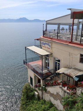 Napoli, Campania, İtalya - 20 Mayıs 2021: Via Posillipo 'daki Belvedere Mangiacapre' den denize bakan Reginella restoran pizzacısı