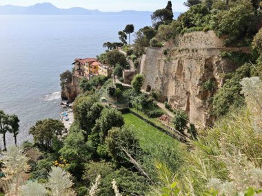 Napoli, Campania, İtalya - 20 Mayıs 2021: Via Posillipo 'dan kıyıya panoramik bir bakış