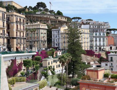 Napoli, Campania, İtalya - 20 Mayıs 2021 Via Posillipo 'daki Belvedere Mangiacapre' den kıyıya panoramik bir bakış