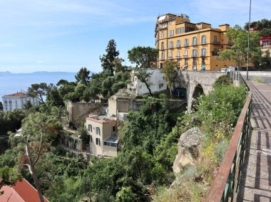 Napoli, Campania, İtalya - 20 Mayıs 2021: Via Posillipo 'dan kıyıya panoramik bir bakış