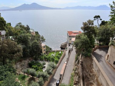 Napoli, Campania, İtalya - 20 Mayıs 2021: Via Posillipo 'dan kıyıya panoramik bir bakış