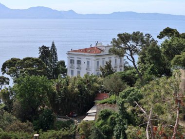 Napoli, Campania, İtalya - 20 Mayıs 2021: Via Posillipo 'dan kıyıya panoramik bir bakış
