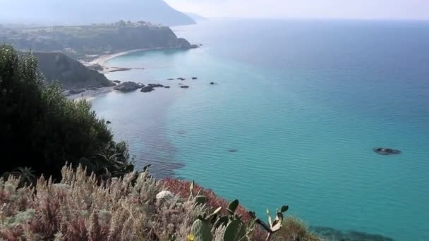 Capo Vaticano - Panoramica delle spiagge di Grotticelle dalla terrazza del belvedere — Stok video