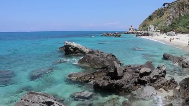 Паргелия - Panoramica delle spiagge di Michelino dalla scogliera — стоковое видео