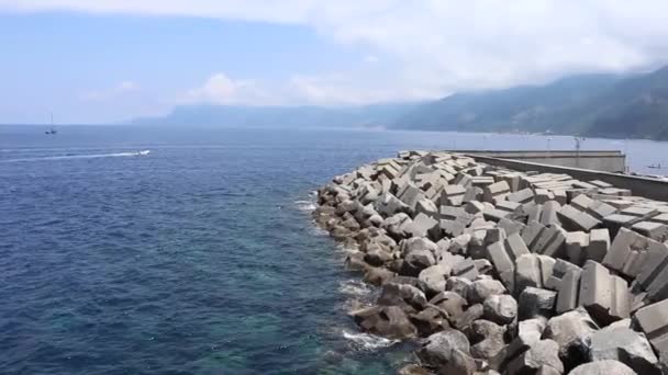 意大利卡拉布里亚 Scilla 2021年6月13日 从防波堤码头看人工防波堤悬崖 — 图库视频影像