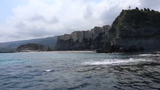 Tropea - Panoramica dell'isola dalla barca — Stockvideo