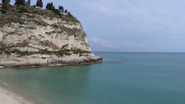 Tropea - Panoramica della spiaggia da Via Lungomare al mattino presto
