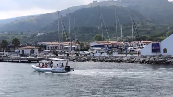 Tropea - Barca di turisti in uscita dal porto — Video Stock