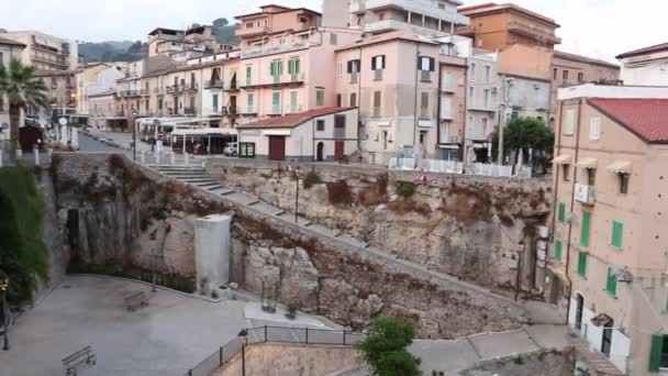 Tropea - Fuca del borgo dal Belvez Piazza del Cannone all 'alba — стоковое видео