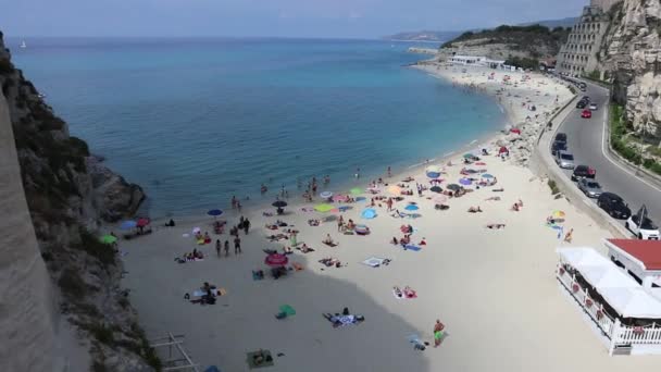 Tropea - Panoramica della spiaggia dalla scalinata di accesso al Santuario — Stok video