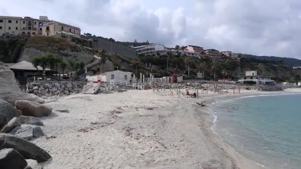 Tropea - Panoramica della spiaggia dalla scogliera del convento — Stock video