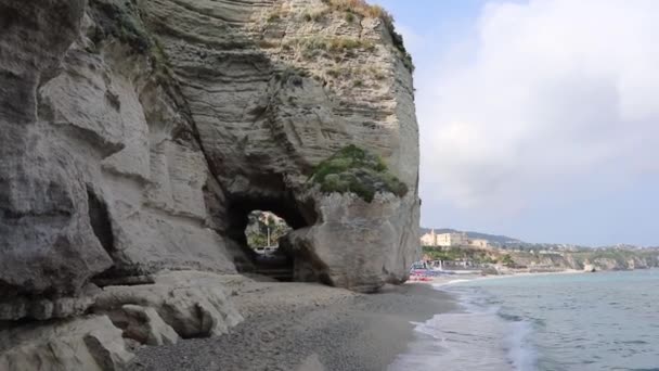 Tropea - Panoramica della Spiaggia Marina dell'Isola — Stok video