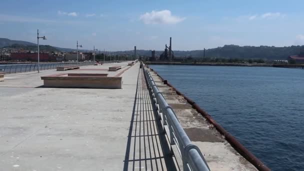Bagnoli - Panoramica dell'ex area industriale dell'Italsider dal Pontile Nord — Stockvideo