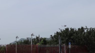 Fisciano, Campania, İtalya - 29 Haziran 2021: Üniversite Kampüsü yakınlarında havalanan itfaiye helikopteri