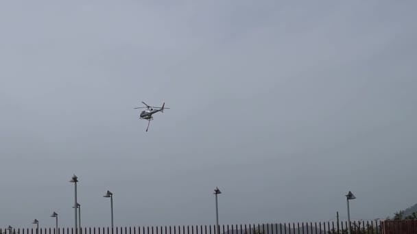 Fisciano Elicottero Antinflamdio Atterraggio Nei Pressi Del Campus Universitario — Stockvideo