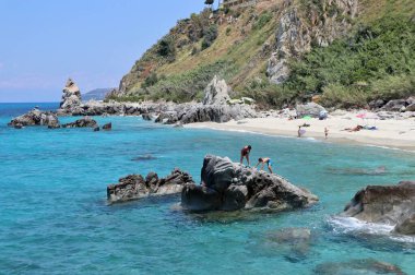 Parghelia, Calabria, İtalya - 14 Haziran 2021: Kayalıklardan Michelino plajı