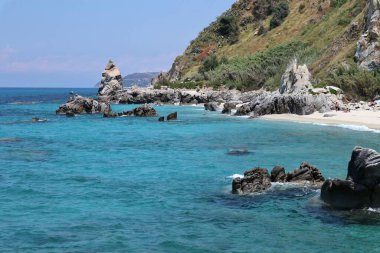 Parghelia, Calabria, İtalya - 14 Haziran 2021: Kayalıklardan Michelino plajı