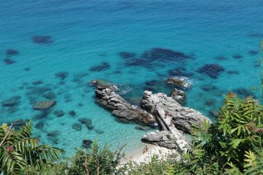 Parghelia, Calabria, İtalya - 14 Haziran 2021: Michelino 'nun iki kumsalını ayıran uçurum