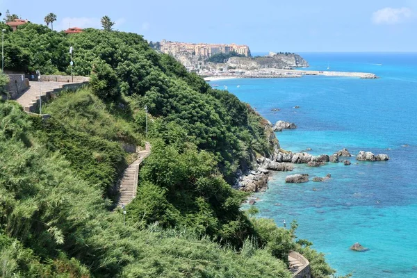 Parghelia, Calabria, İtalya - 14 Haziran 2021: Belvedere Michelino 'dan Tropea turistik limanı yakınlarındaki sahil panoraması