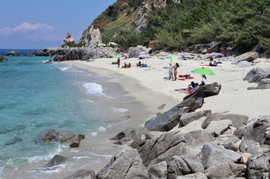 Parghelia, Calabria, İtalya - 14 Haziran 2021: Kayalıklardan Michelino plajı