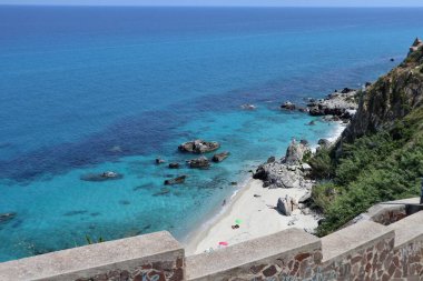 Parghelia, Calabria, İtalya - 14 Haziran 2021: Belvedere 'den Michelino sahillerine inen merdiven panoraması
