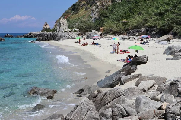 Parghelia, Calabria, İtalya - 14 Haziran 2021: Kayalıklardan Michelino plajı